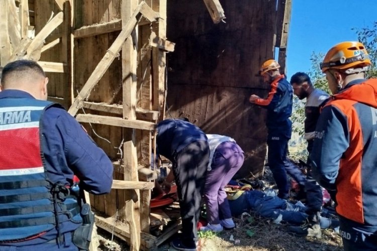 Feci kaza! Tahta par&ccedil;alarının altında kaldılar...