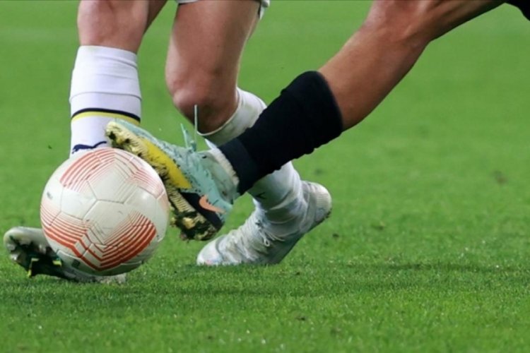 Bahis soruşturmasında 12 ay ceza alan futbolcu, &uuml;nl&uuml; şarkıcının kardeşi &ccedil;ıktı!