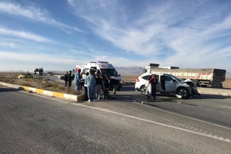 Konya'da kamyonetle SUV tipi ara&ccedil; &ccedil;arpıştı: 3'&uuml; &ccedil;ocuk 7 yaralı