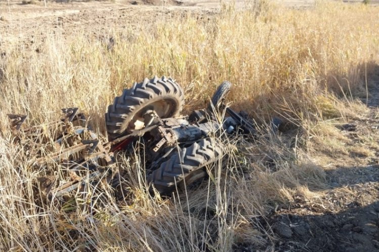 Devrilen trakt&ouml;r&uuml;n altında kalan s&uuml;r&uuml;c&uuml; hayatını kaybetti...