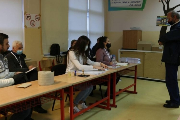Yeni h&uuml;k&uuml;metin g&uuml;ven oyu alamadığı Kosova'da erken genel se&ccedil;ime gidilmesi bekleniyor