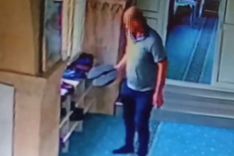 Camiden ayakkabı &ccedil;alan hırsız kameralardan ka&ccedil;amadı! Tek tek inceledi...