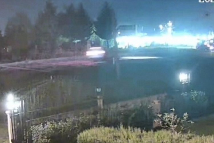 Yolun karşısına ge&ccedil;erken kamyonetin &ccedil;arptığı kadın hayatını kaybetti