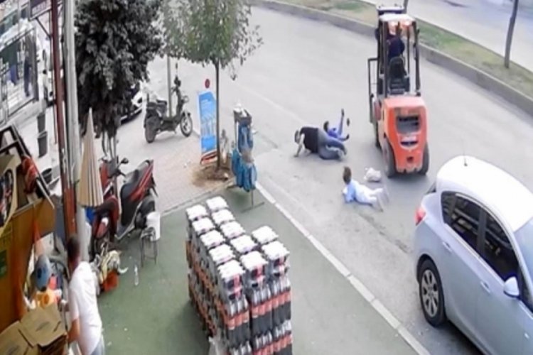 Kazanın b&ouml;ylesi! Ters şeritten gelen forklift baba ve &ccedil;ocuklarına &ccedil;arptı...