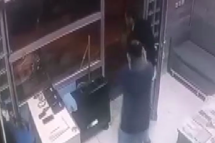 Taksi şof&ouml;r&uuml; ile tartışan yolcu silahına sarıldı! Panik anları kamerada...