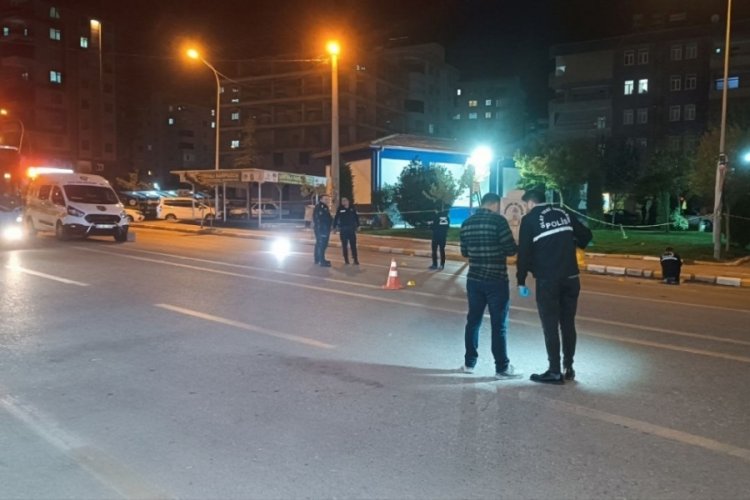 Cadde ortasında silahlı kavga! Ağır yaralılar var...