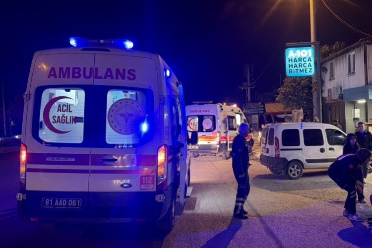 Motosiklet, yolun karşısına ge&ccedil;meye &ccedil;alışan adama &ccedil;arptı: 3 yaralı