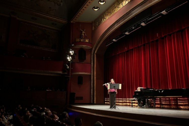 Devlet sanat&ccedil;ısı Şefika Kutluer, S&uuml;reyya Operası'nda konser verdi