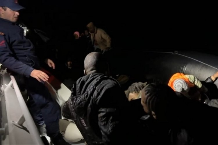 İzmir a&ccedil;ıklarında 36 d&uuml;zensiz g&ouml;&ccedil;men kurtarıldı
