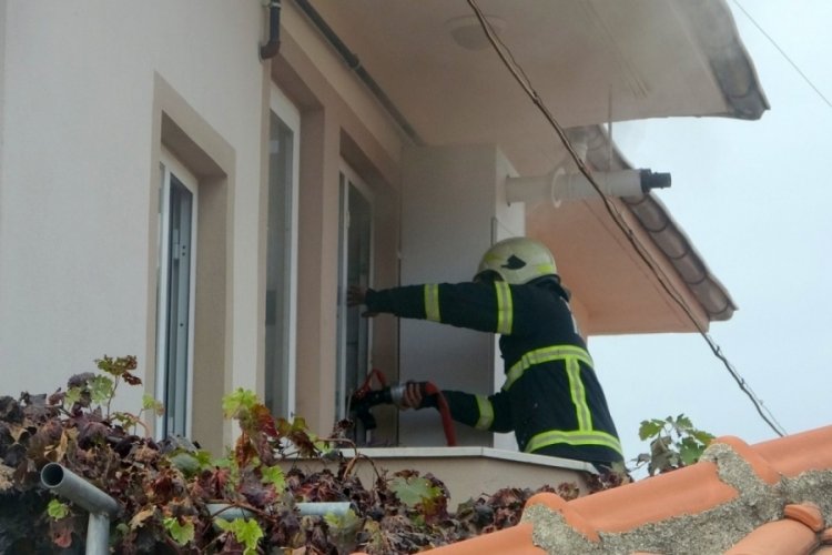 Evde &ccedil;ıkan yangın paniğe neden oldu