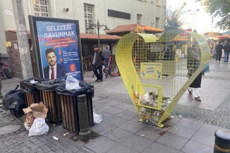 Plastik şişeler i&ccedil;in kurulan geri d&ouml;n&uuml;ş&uuml;m kafesi &ccedil;&ouml;plerle dolduruldu