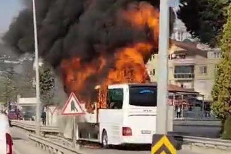 Yolcu otob&uuml;s&uuml; alevlere teslim oldu: Ara&ccedil; demir yığınına d&ouml;nd&uuml;