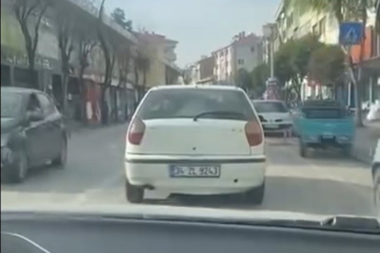 Ara&ccedil;tan sokağa broş&uuml;r fırlatan kişi sonunu d&uuml;ş&uuml;nemedi!