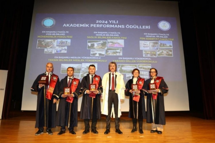 Bursa Uludağ &Uuml;niversitesi'nde 2024 Yılı Akademik Performans &Ouml;d&uuml;lleri sahiplerine kavuştu