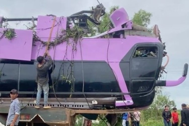 Kambo&ccedil;ya'da otob&uuml;s kazası: 13 &ouml;l&uuml;, 24 yaralı