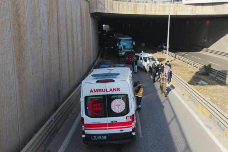 Yola d&ouml;k&uuml;len yağ zincirleme kazaya sebep oldu: 4 yaralı