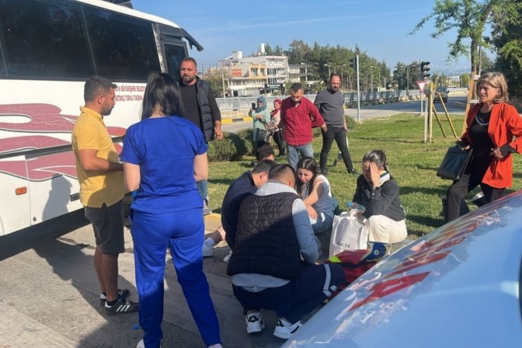 Antalya'da yolcu midib&uuml;s&uuml; ile otomobil &ccedil;arpıştı: 4 yaralı