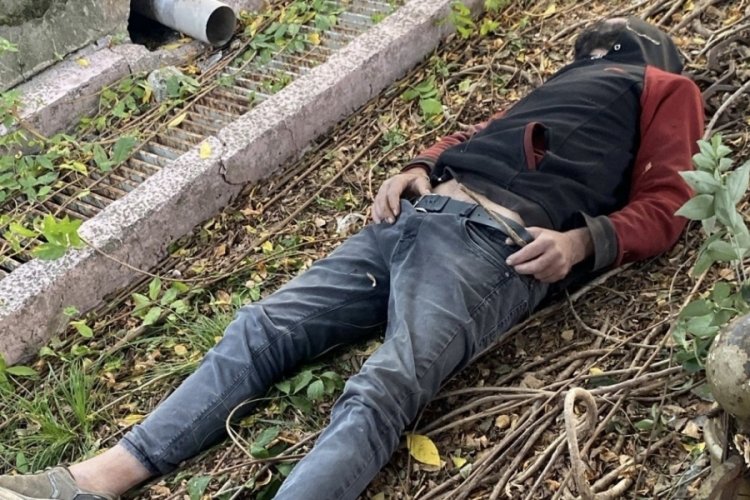 Hastane bah&ccedil;esinde baygın bulunan şahıs hayatını kaybetti