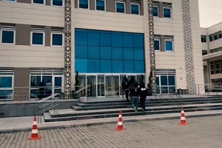 G&ouml;&ccedil;men ka&ccedil;ak&ccedil;ılarına operasyonlar hız kesmiyor! 4 tutuklama var...