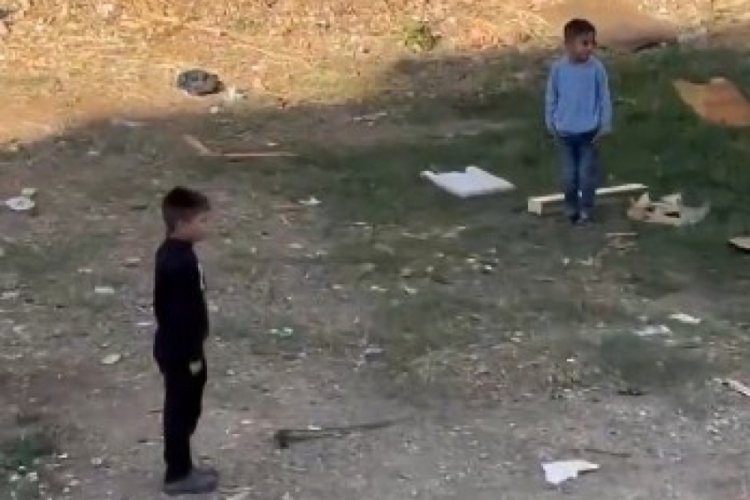AFAD'ın siren testi sırasında &ccedil;ocuklar esas duruşa ge&ccedil;ti