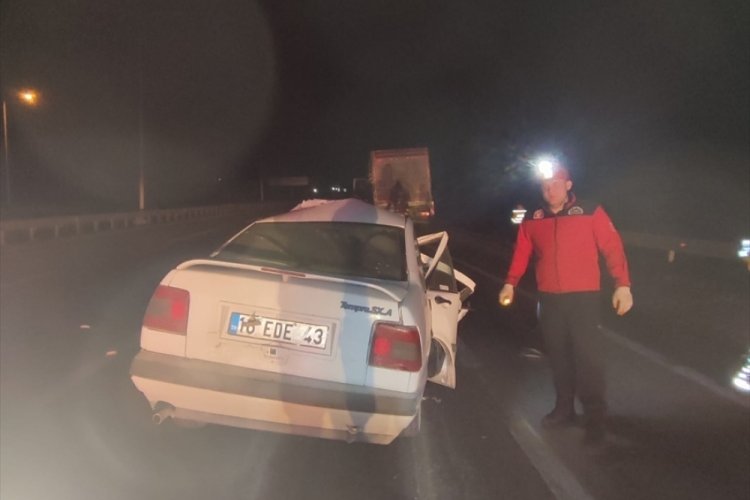Tıra &ccedil;arpan otomobilin s&uuml;r&uuml;c&uuml;s&uuml; kurtarılamadı!