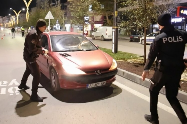 'Dur' ihtarına uymayan aracın s&uuml;r&uuml;c&uuml;s&uuml; &ccedil;ocuk &ccedil;ıktı!