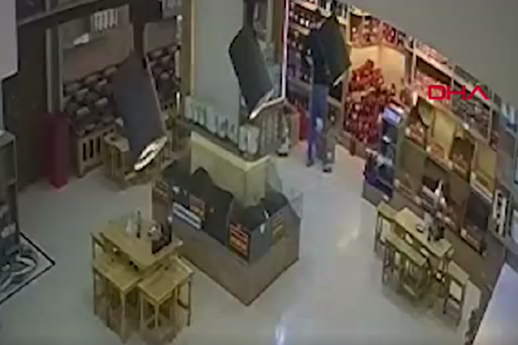 İş yerine silahlı saldırı kamerada: 1 yaralı