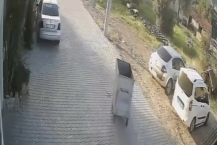 &Ccedil;&ouml;p konteyneri &ccedil;&ouml;p kamyonun peşinden s&uuml;r&uuml;klendi; o anlar kamerada