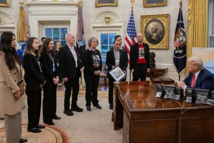 Trump, serbest bırakılan İsrailli esirler ve aileleriyle Beyaz Saray'da bir araya geldi
