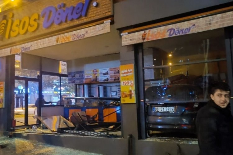 Kontrolden &ccedil;ıkan otomobil, yeni a&ccedil;ılan d&ouml;nerciye daldı