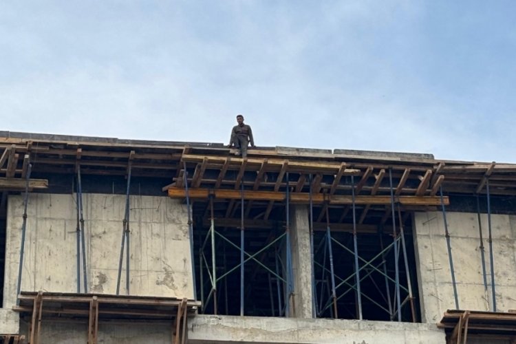 4 aydır maaş alamayan iş&ccedil;iler, &ccedil;atıya &ccedil;ıktı! "Biriken para yaklaşık 3.5 milyon lira"