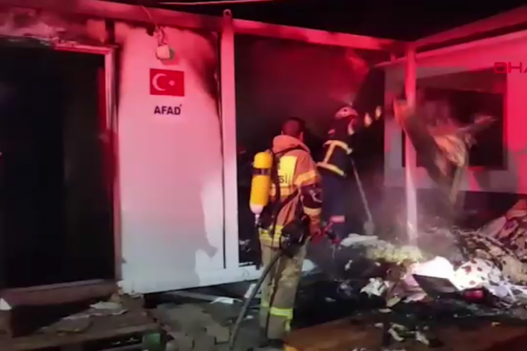 Kaldığı konteynerde &ccedil;ıkan yangında &ouml;ld&uuml;
