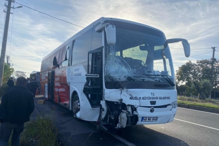 Otob&uuml;s ile minib&uuml;s &ccedil;arpıştı: Yaralılar var