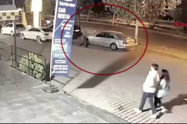 Otomobiline binerken silahlı saldırıda &ouml;lm&uuml;şt&uuml;: G&ouml;r&uuml;nt&uuml;ler ortaya &ccedil;ıktı