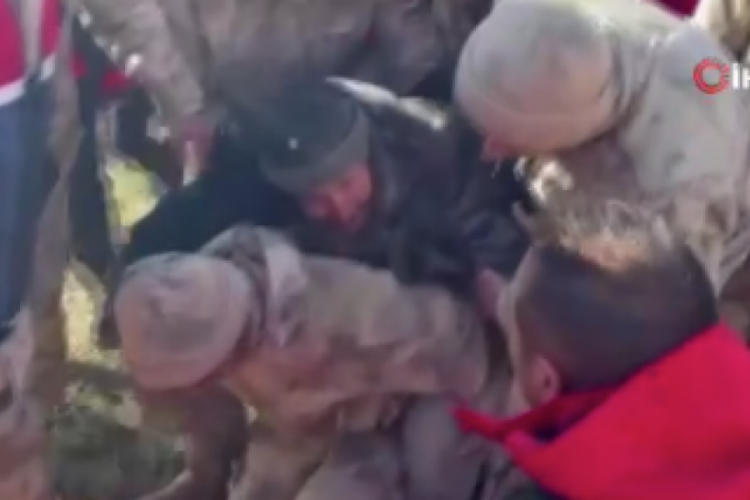 Bulunan &ccedil;obanı asker ambulansa kadar b&ouml;yle sırtında taşıdı