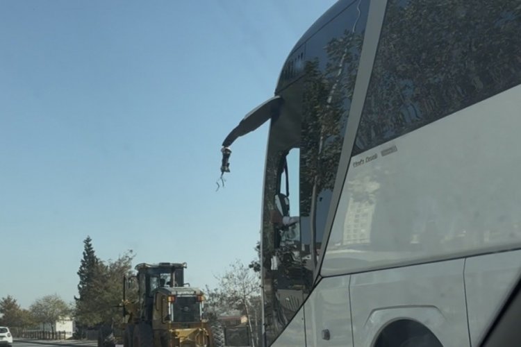 Kırılan aynayı eliyle tutup yolculuğa devam etti