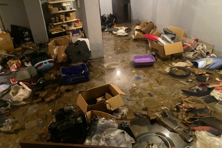 Bursa'da g&uuml;nlerdir boşa akıyor! Vaziyet esnafı &ccedil;ileden &ccedil;ıkardı