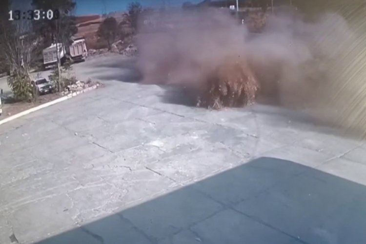 Saman balyalarının y&uuml;kl&uuml; olduğu tır yan yattı