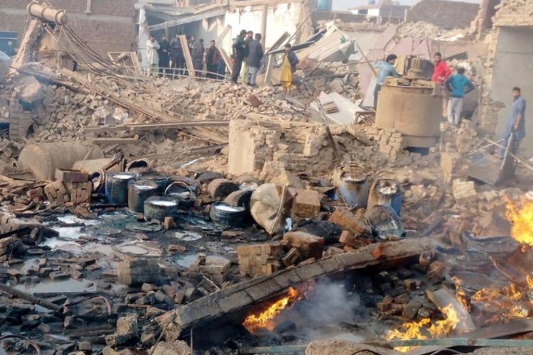O &uuml;lkede tutkal fabrikası bomba gibi patladı! &Ccedil;ok sayıda &ouml;l&uuml; ve yaralı var...