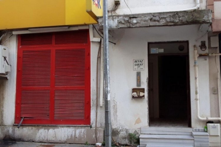 5 katlı binanın kolonları &ccedil;atladı! Tahliye kararı geldi...