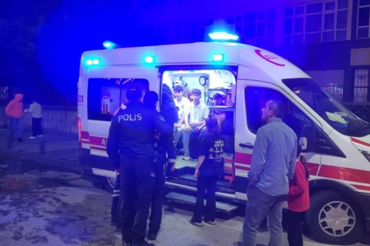 &Ccedil;atı katında yangın! 5 kişi asans&ouml;rlerle tahliye edildi...