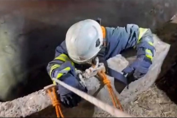 Su kuyusuna d&uuml;şen &ccedil;akalı itfaiye ekipleri kurtardı