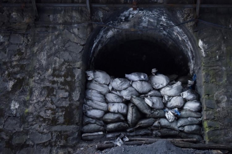 İspanya'da k&ouml;m&uuml;r madeninde meydana gelen g&ouml;&ccedil;&uuml;kte 3 iş&ccedil;i toprak altında kaldı