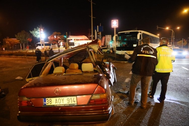 Turistleri taşıyan otob&uuml;s kaza yaptı! &Ouml;l&uuml; ve yaralılar var...