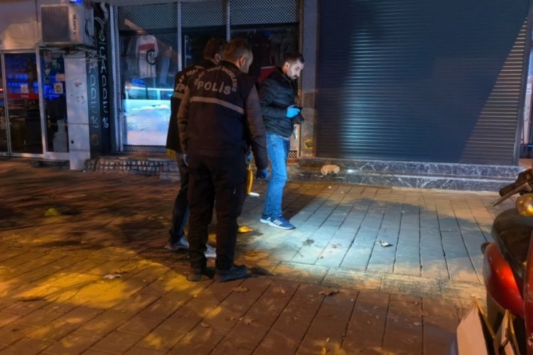 Bursa'da gece yarısı silahlar konuştu! Kaldırımda dehşet!