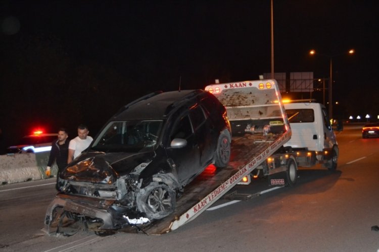 Bursa'da otomobil bariyere &ccedil;arpıp takla attı! Yaralılar var...