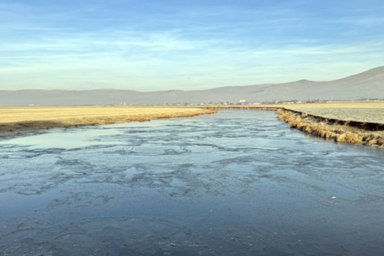 Kura Nehri'nin y&uuml;zeyi buz tuttu