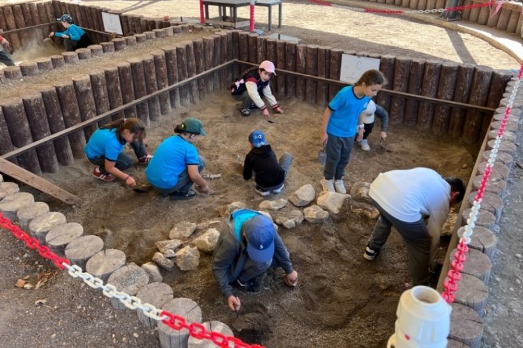 &Ouml;ğrenciler, Arkeopark'ta arkeolojiyi tanıyor