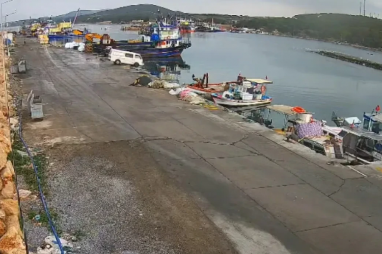 Direksiyon hakimiyetini kaybetti, denize u&ccedil;tu! Ara&ccedil; sulara g&ouml;m&uuml;ld&uuml;