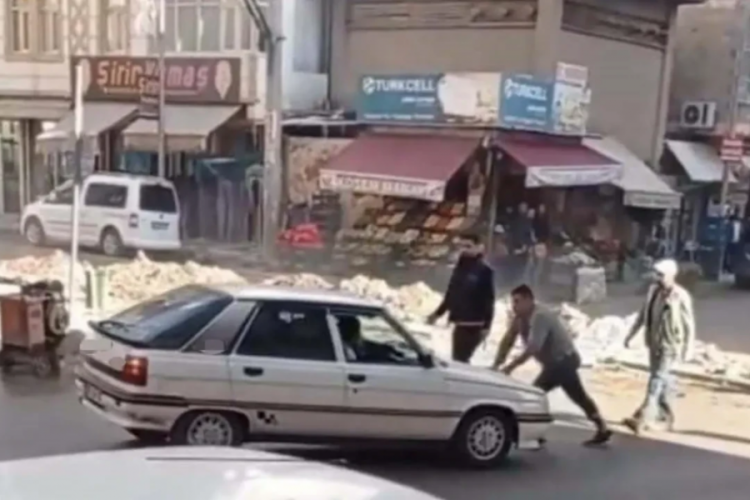Doğalgaz hattı patladı! Faciadan kıl payı d&ouml;n&uuml;ld&uuml;
